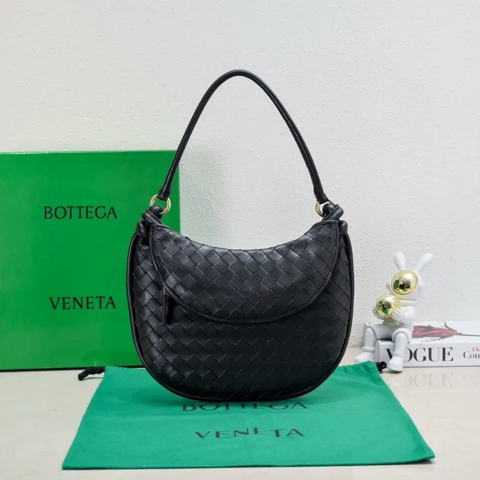 Batch 1860 Bv Shu Qi's same "Gemelli" twin bag 👇 Locked in advance 24 years of hot style 💕 Gemelli is paired with two half-moon shaped bags, matched with the brand's iconic intrecciato woven sheepskin, equipped with a detachable tubular handle, which can be used as a clutch, on the shoulder or by flipping the small crescent moon as a handle, or as a long shoulder strap 🉑️ crossbody The dual design has a personalized yet charming attitude, and the eye-catching visual impact brings an elegant and fashionable feeling. It is a bag worth buying💥 Size: 36x25x10, Model: 4281#
